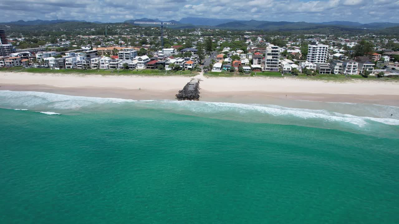 오스트레일리아 즐랜드 주 골드코스트의  비치 (palm beach, gold coast, queensland) 의 해경과 교외의 공중 풍경 - 드론 촬영