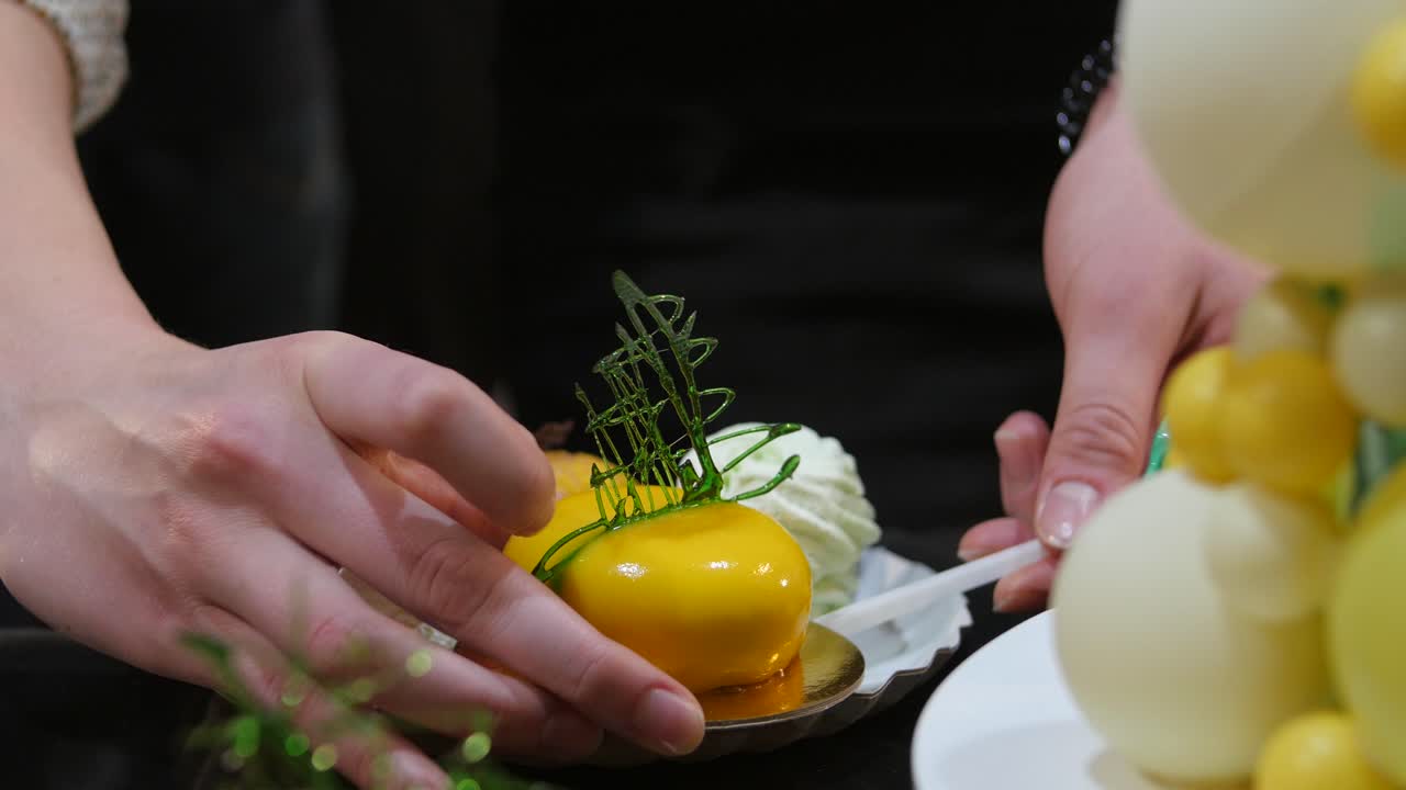 노란색 페이스트리 디스플레이