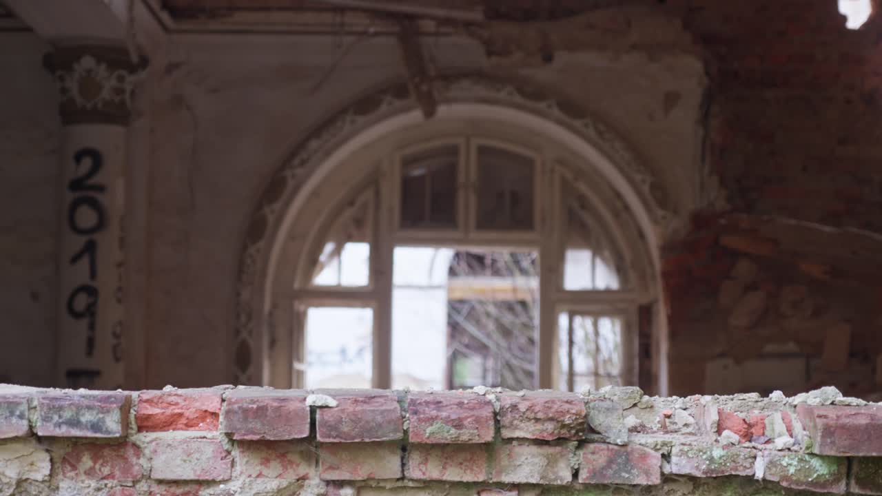 Architettura abbandonata di un sanatorio in disuso con finestre ad arco rotte