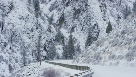 Unidades-De-Camiones-4x4-En-Carretera-De-Montaña-Cubierta-De-Nieve-En-Invierno-Con-Acantilados-Escarpados