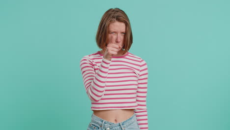 mujer señalando a sus ojos y la cámara muestra que te estoy viendo gesto espiar viendo a alguien