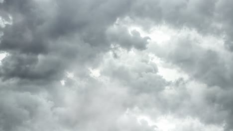 Weiße-Wolken-Am-Himmel-Und-Gewitter