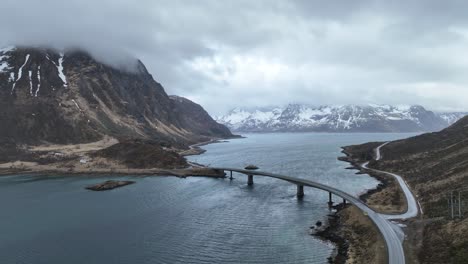 Imágenes-Aéreas-De-Drones-4k-Del-Puente-En-Reine,-Islas-Lofoton,-Noruega