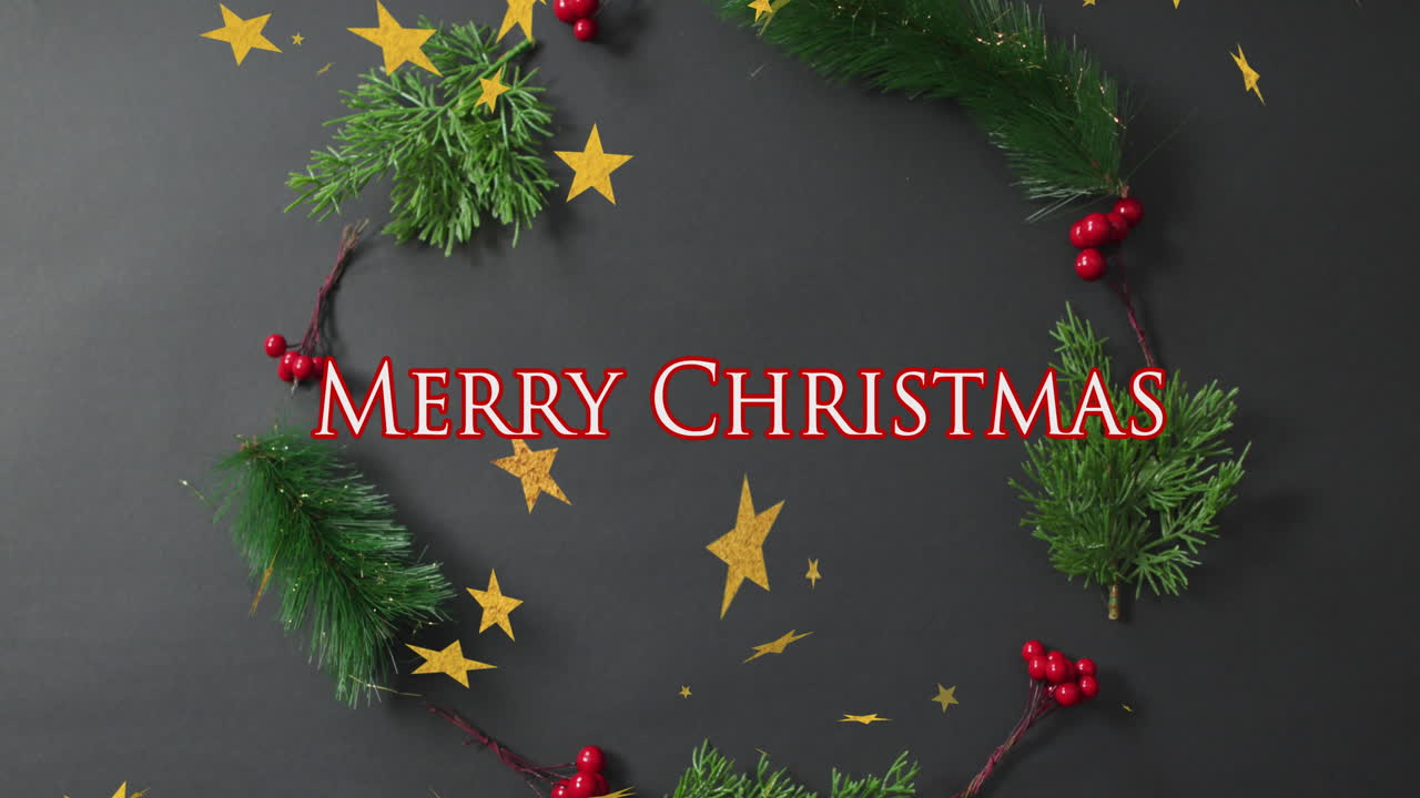 banner de texto de navidad feliz e iconos de estrellas contra artículos decorativos de navidad en superficie gris