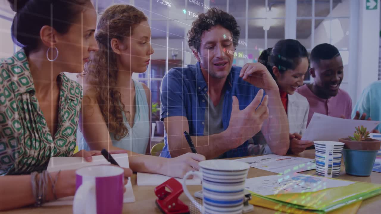 다양한 사무실 동료들의 그룹이 사무실에서 함께 논의하는 주식 시장 데이터 처리