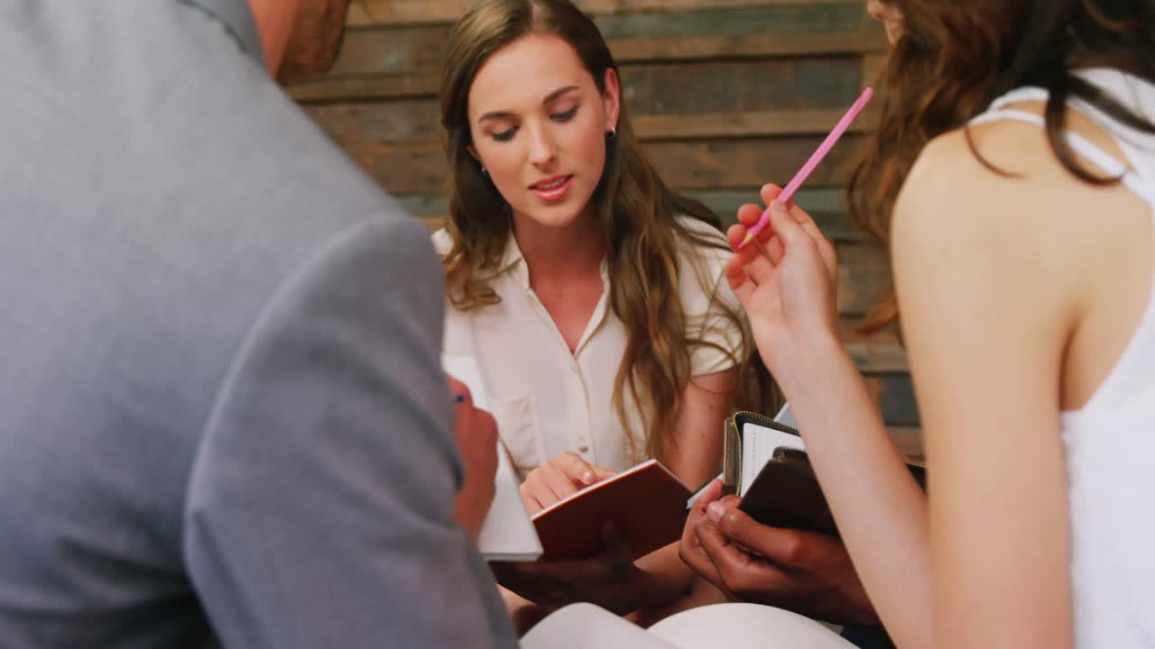 ejecutivos de negocios interactuando entre sí en reuniones