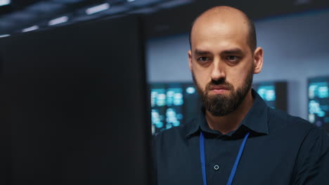 trabajador de programación en el centro de datos, escritura de código en la pc