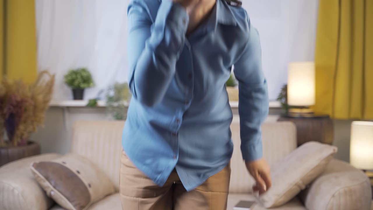 메스꺼움이 있는 젊은 여성.