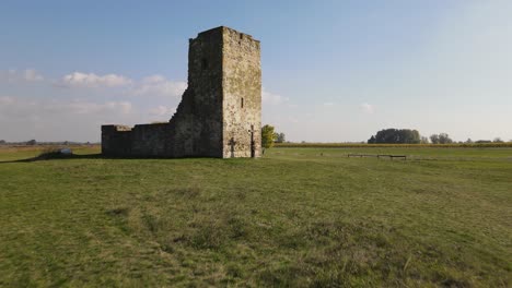 vuelo bajo y rápido sobre el campo hacia la torre truncada de soltszentimre, hungría