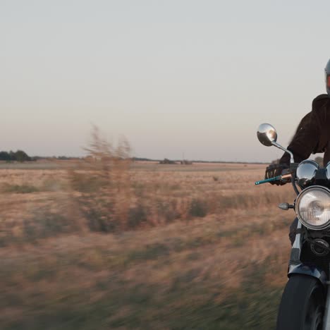 Ich-Fahre-Motorrad-Auf-Einer-Landstraße-1