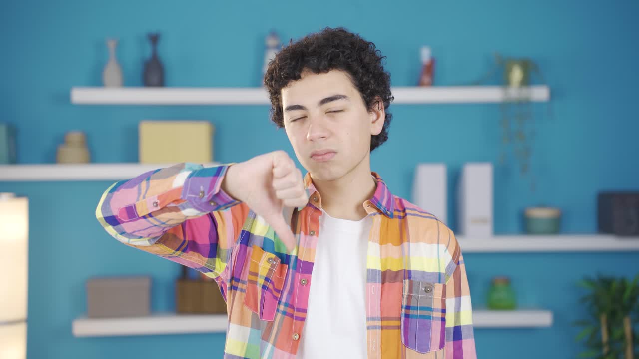 불쾌하고 불만족한 소년.