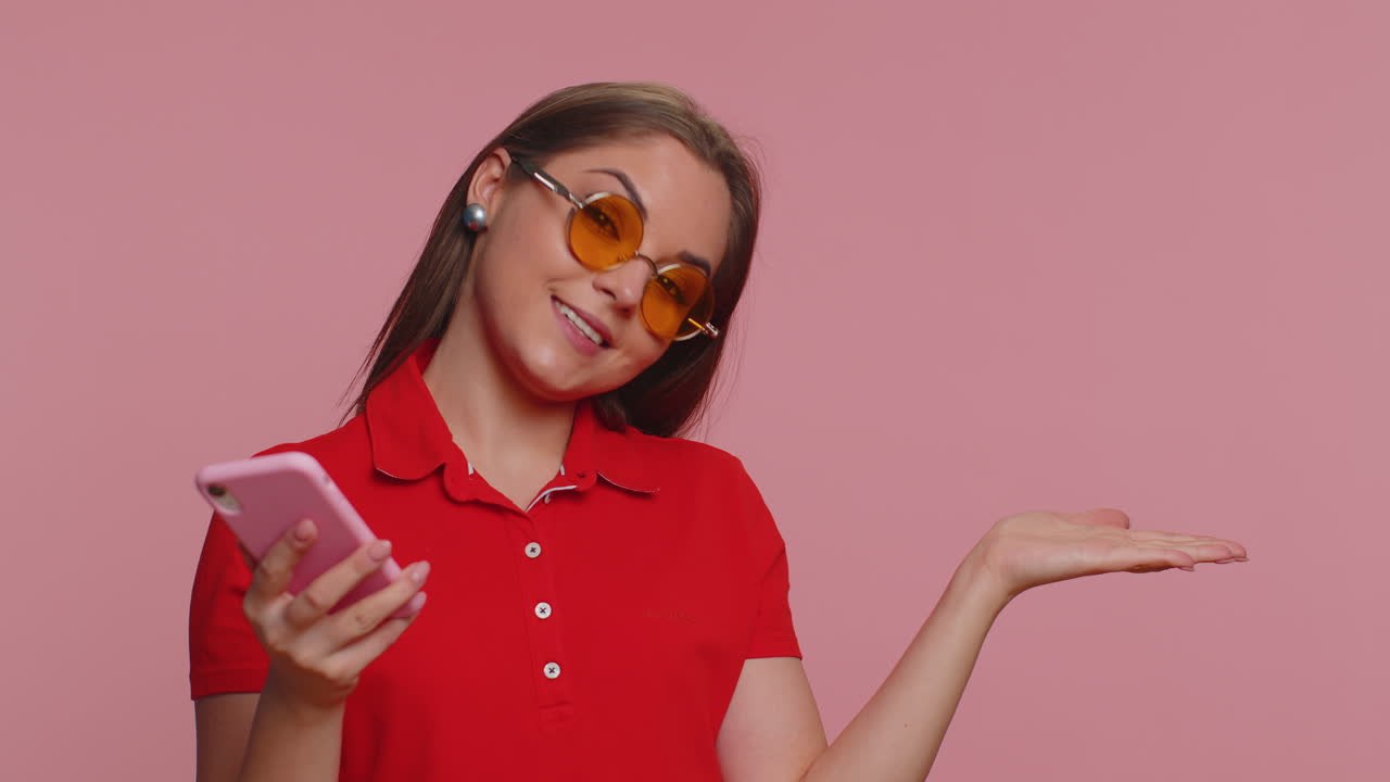 mujer turista usa teléfono inteligente, pulgares hacia arriba como, comentarios positivos, recomienda, área de publicidad vacía