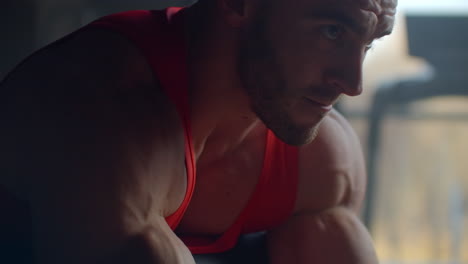 primer plano: un atleta dedicado levanta una barra con un peso para el entrenamiento de bíceps en el gimnasio. entrenamiento de brazos y bíceps. hombre poderoso entrena duro para lograr el objetivo.