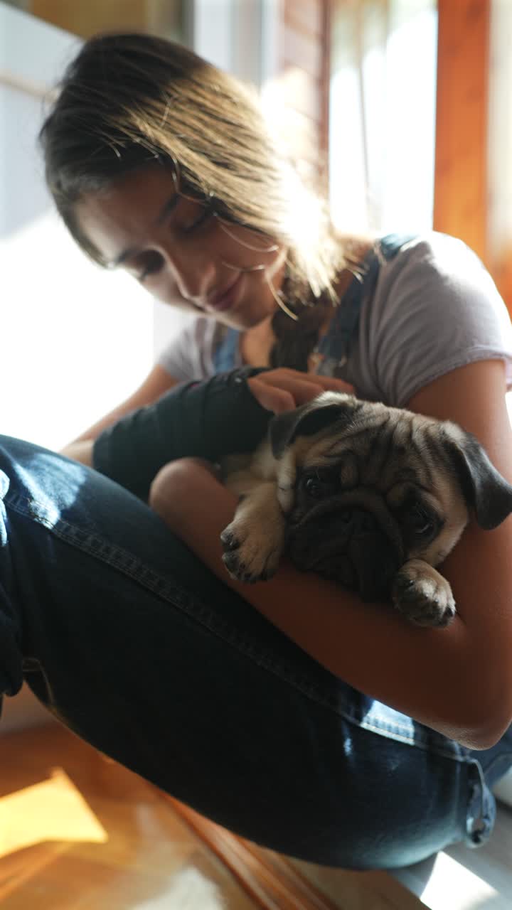 una niña con un cachorro