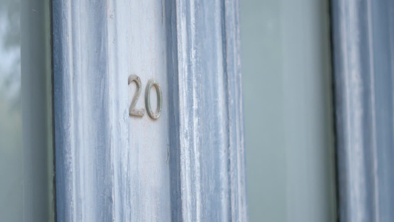 푸른 문 위에 있는 집 번호 20의 클로즈업