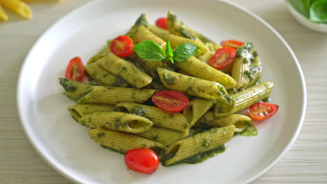 Pasta-Penne-Con-Salsa-Pesto-Y-Tomates---Estilo-De-Comida-Vegana-Y-Vegetariana