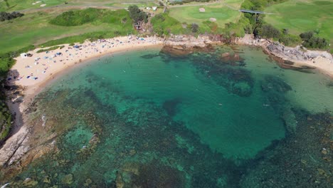 Kleiner-Buchtstrand-Mit-Türkisfarbenem,-Klarem-Wasser-In-Sydney,-New-South-Wales,-Australien---Luftaufnahme