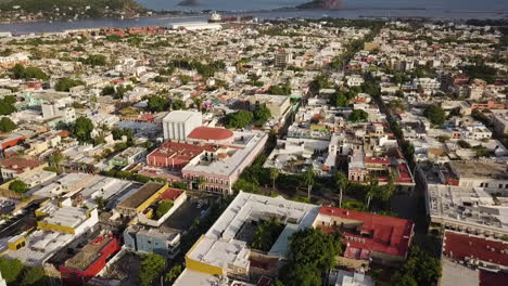 Drohnenblick-Auf-Die-Innenstadt-Von-Mazatlan,-Die-Fähre-Und-Den-Hafen,-Mexiko