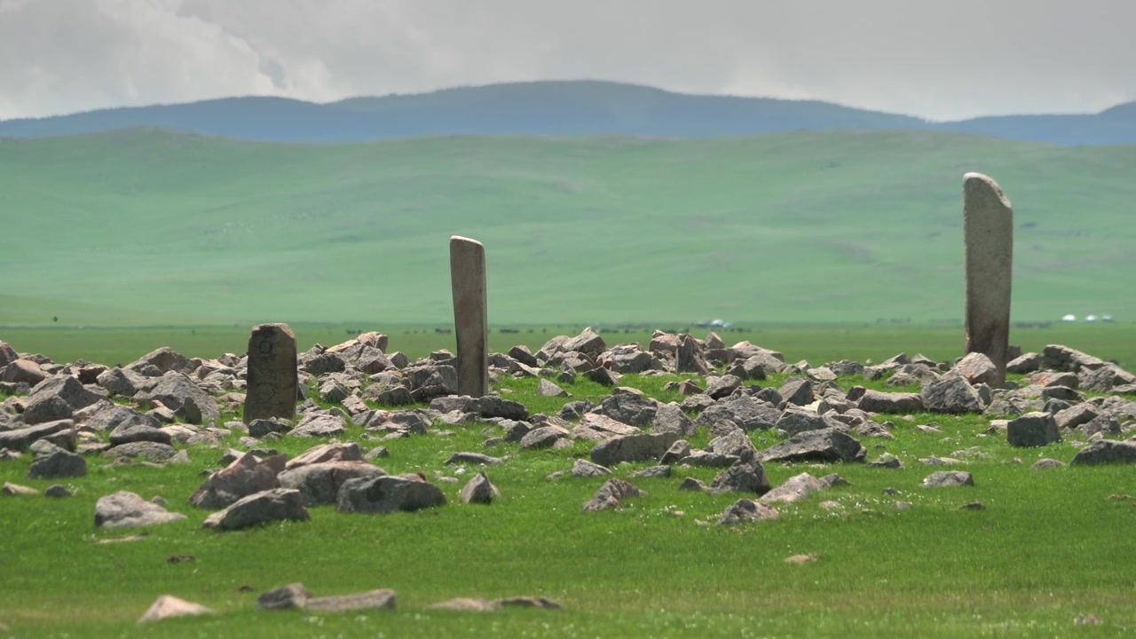 Muinaiset kivimonumentit laajalla vihreällä Mongolian arolla