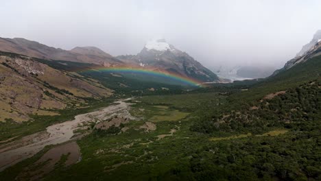 Imágenes-De-Drones-En-Fitz-Roy,-La-Montaña-Más-Emblemática-De-Argentina.