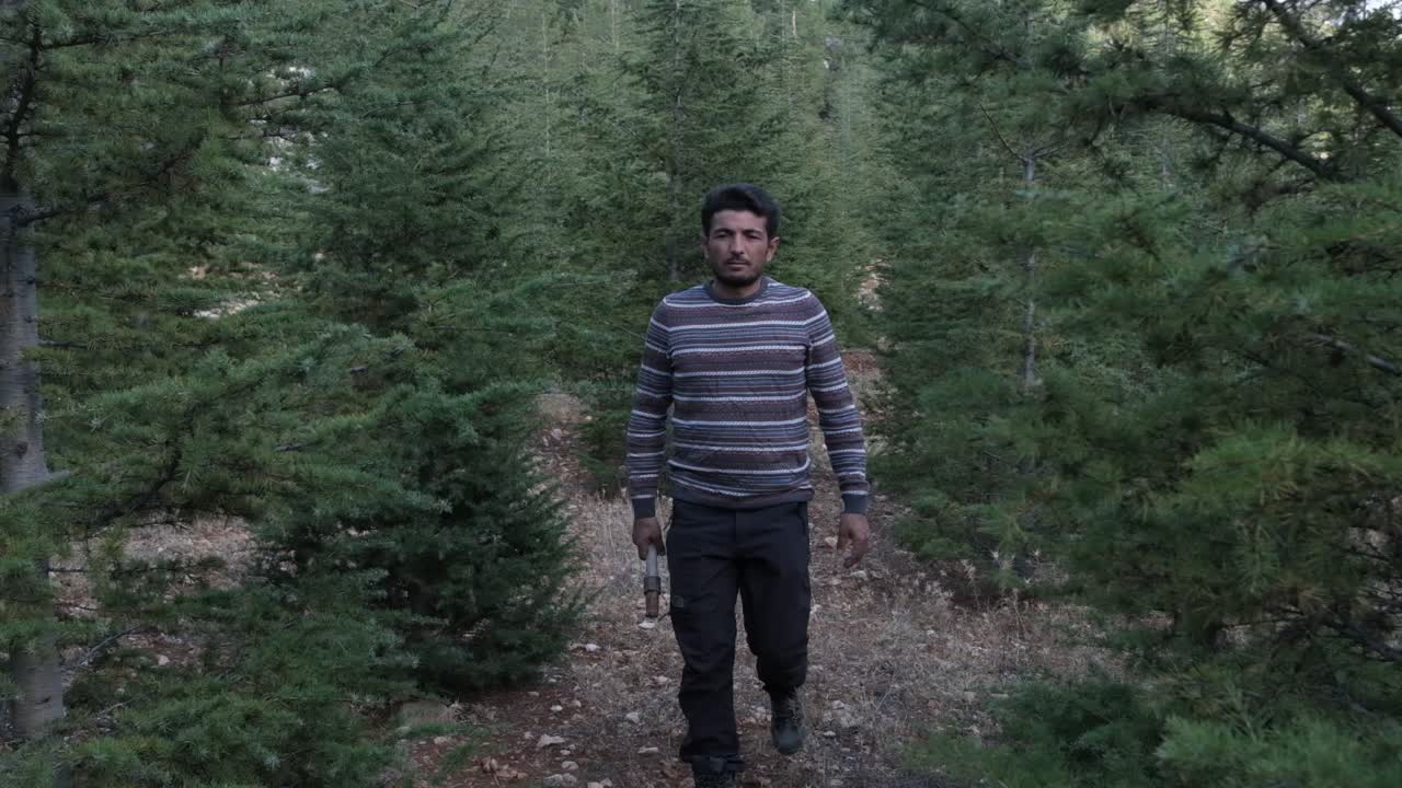 Uomo che cammina nella foresta