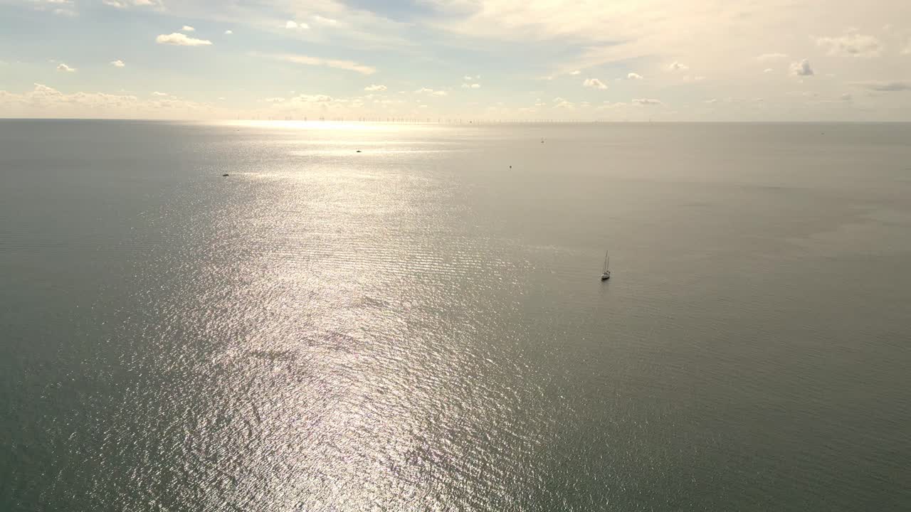 공중에서 본 바다 표면의 아름다운 일몰 바다에서 부서지는 파도와 함께 바다 해변 위의 놀라운 빛 일몰 또는 일출 하늘