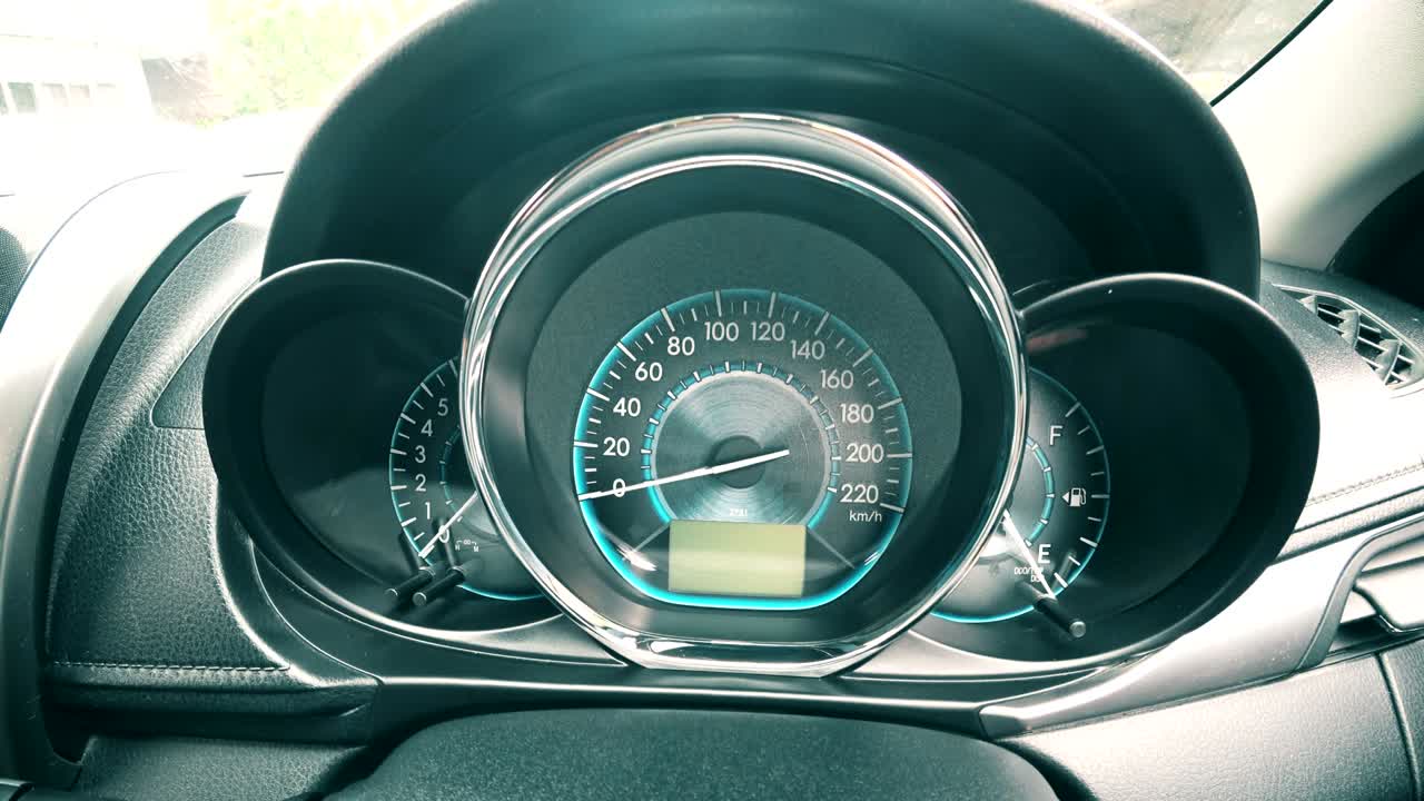 자동차 내부, 엔진을 시작하는 동안 자동차 대시보드에 가까이 가십시오.