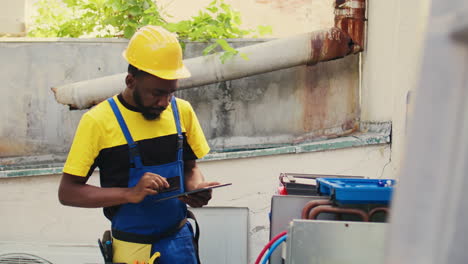 electricista haciendo una comprobación de fugas del sistema hvac