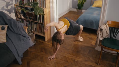 una mujer haciendo yoga en una habitación