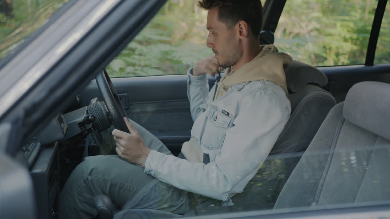 hombre conduciendo un coche de época