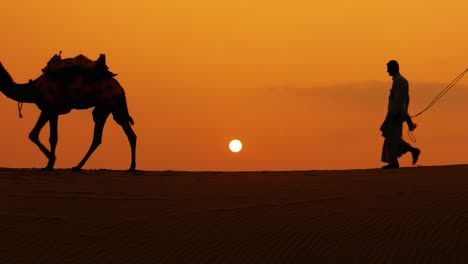 Kameltreiber,-Kameltreiber-Bei-Sonnenuntergang.-Thar-Wüste-Bei-Sonnenuntergang-Jaisalmer,-Rajasthan,-Indien.