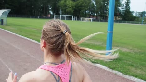 Una-Mujer-Que-Corre-En-El-Estadio