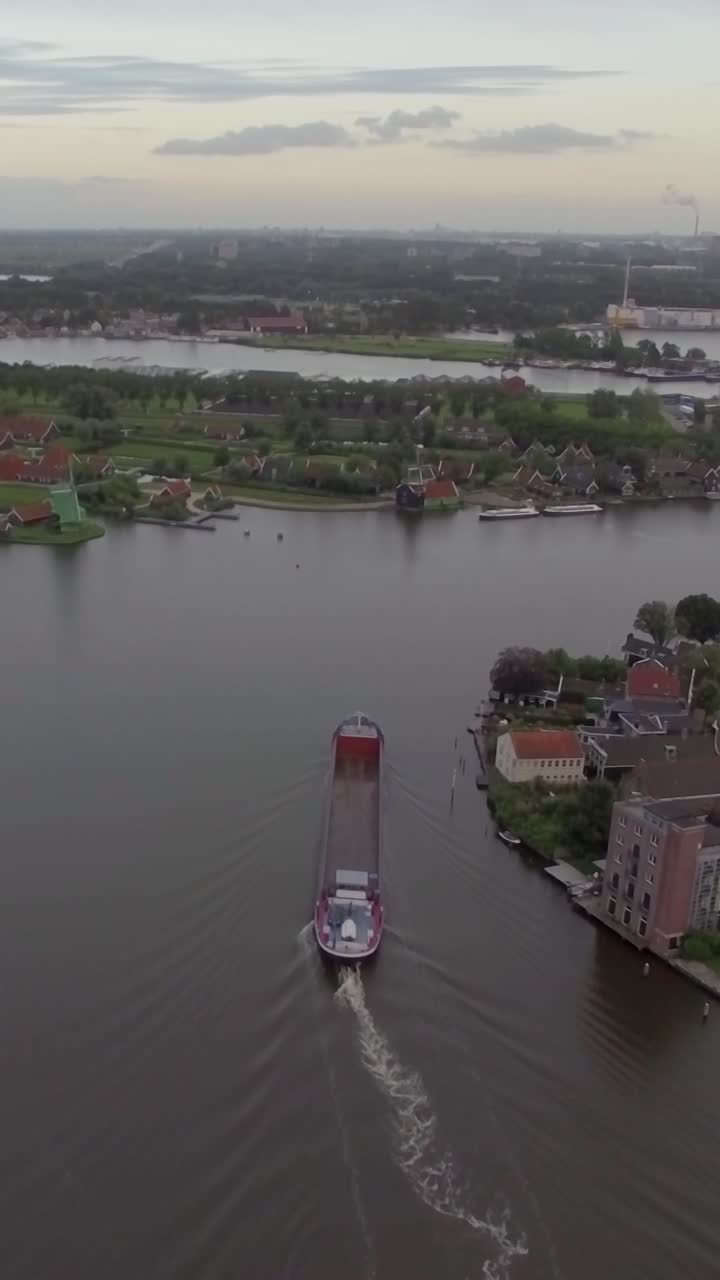 Veduta aerea di mulini a vento e nave da carico sul fiume a Zaanse Schans