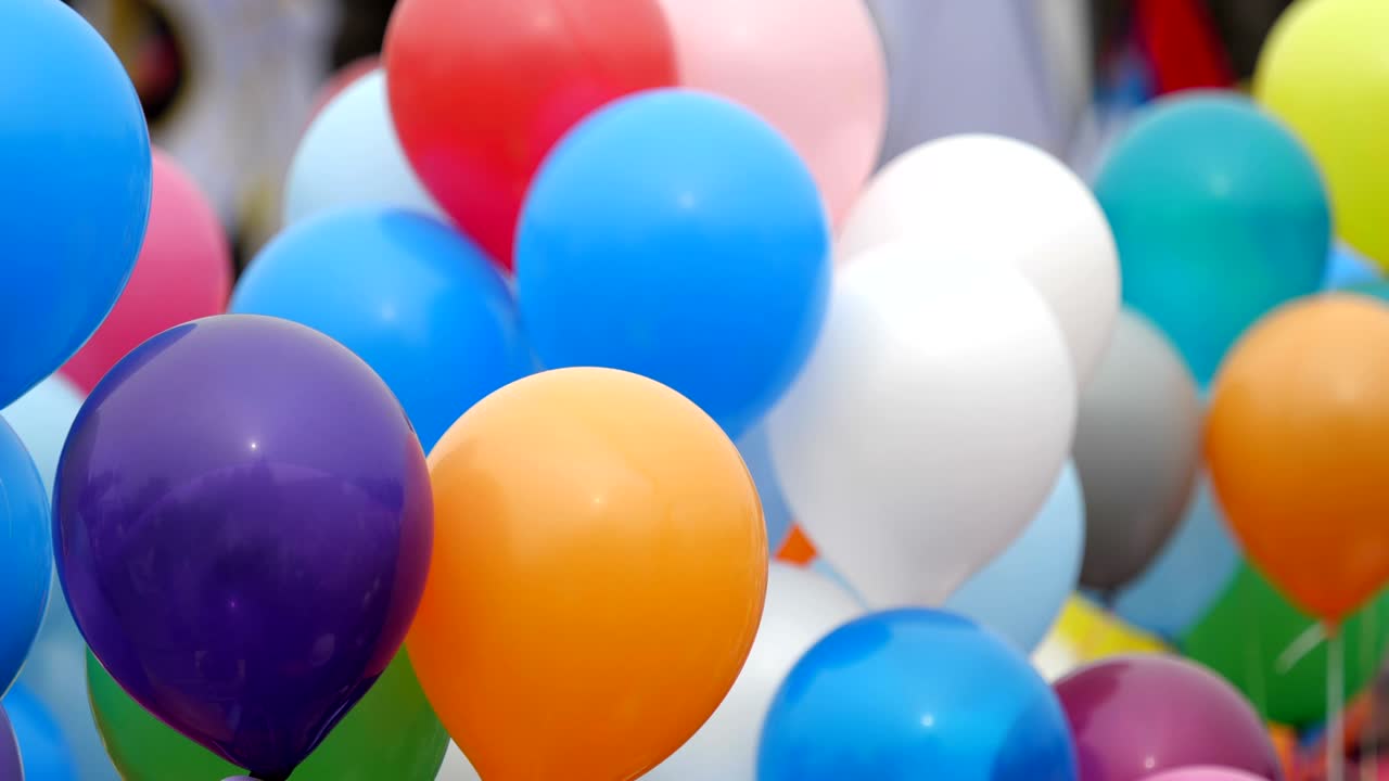 balones de helio de colores festivos.