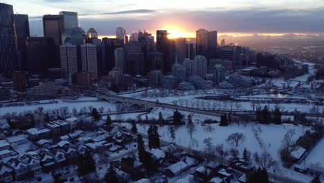 volando por el centro de calgary durante un atardecer de invierno con un dron