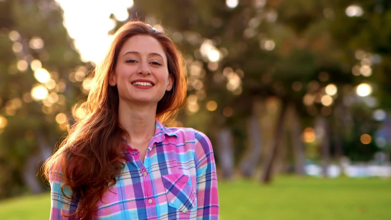 fotografía de perfil de una mujer joven sonriendo relajada