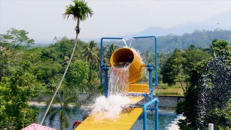 fonte de barril na piscina, decoração criativa em parque aquático exótico