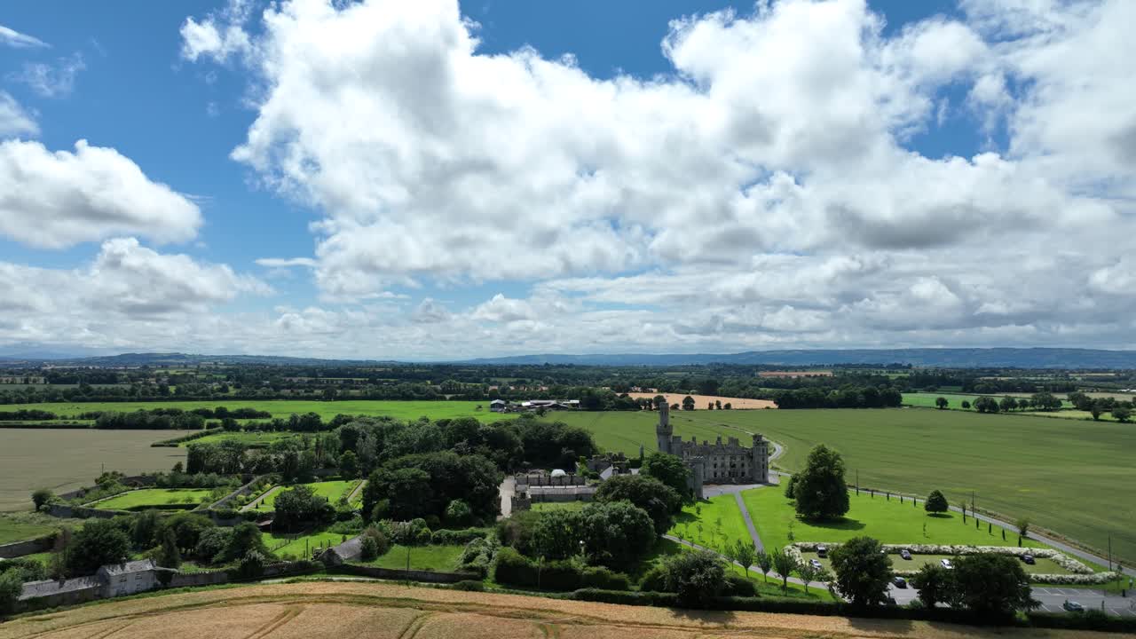 Nuvole drammatiche aeree sopra il Castello di Duckers Grove, località turistica irlandese di Carlow. Vista aerea.