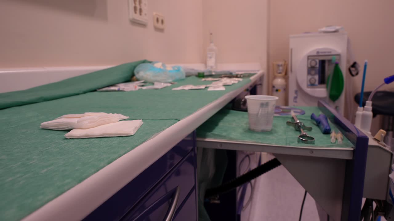 toma de vista derecha de la mesa de un dentista abarrotada de material