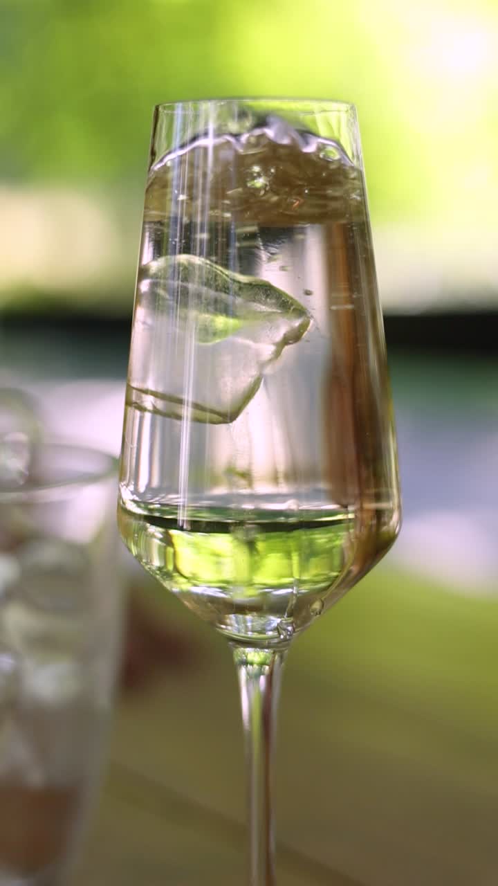 Acqua ghiacciata in un bicchiere da vino