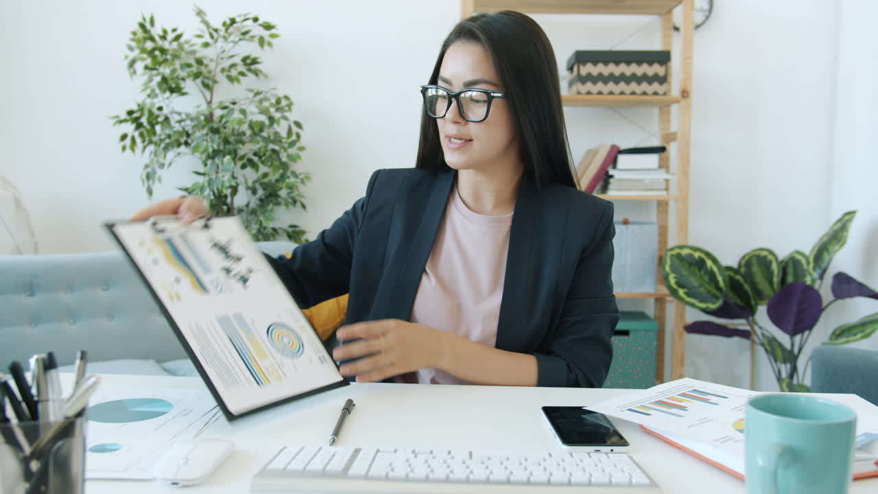 Mulher de negócios apresentando análise de dados