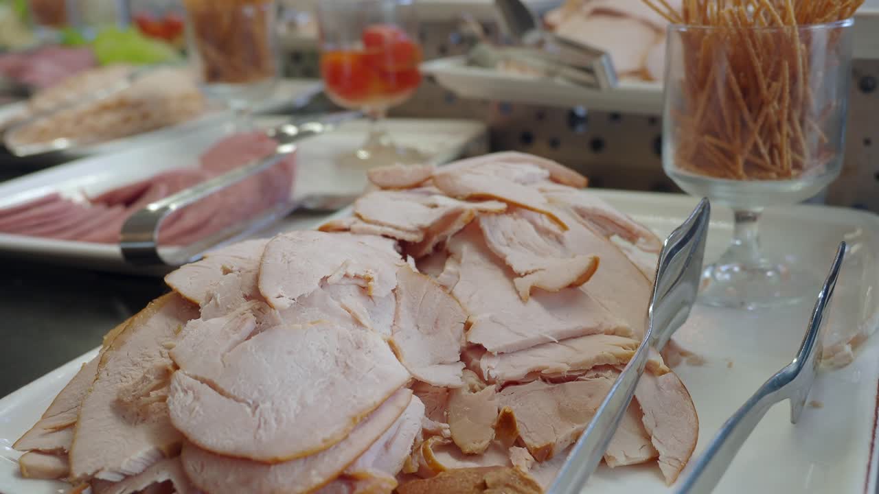 Färsk skivad charkuterier på ett bufféfat