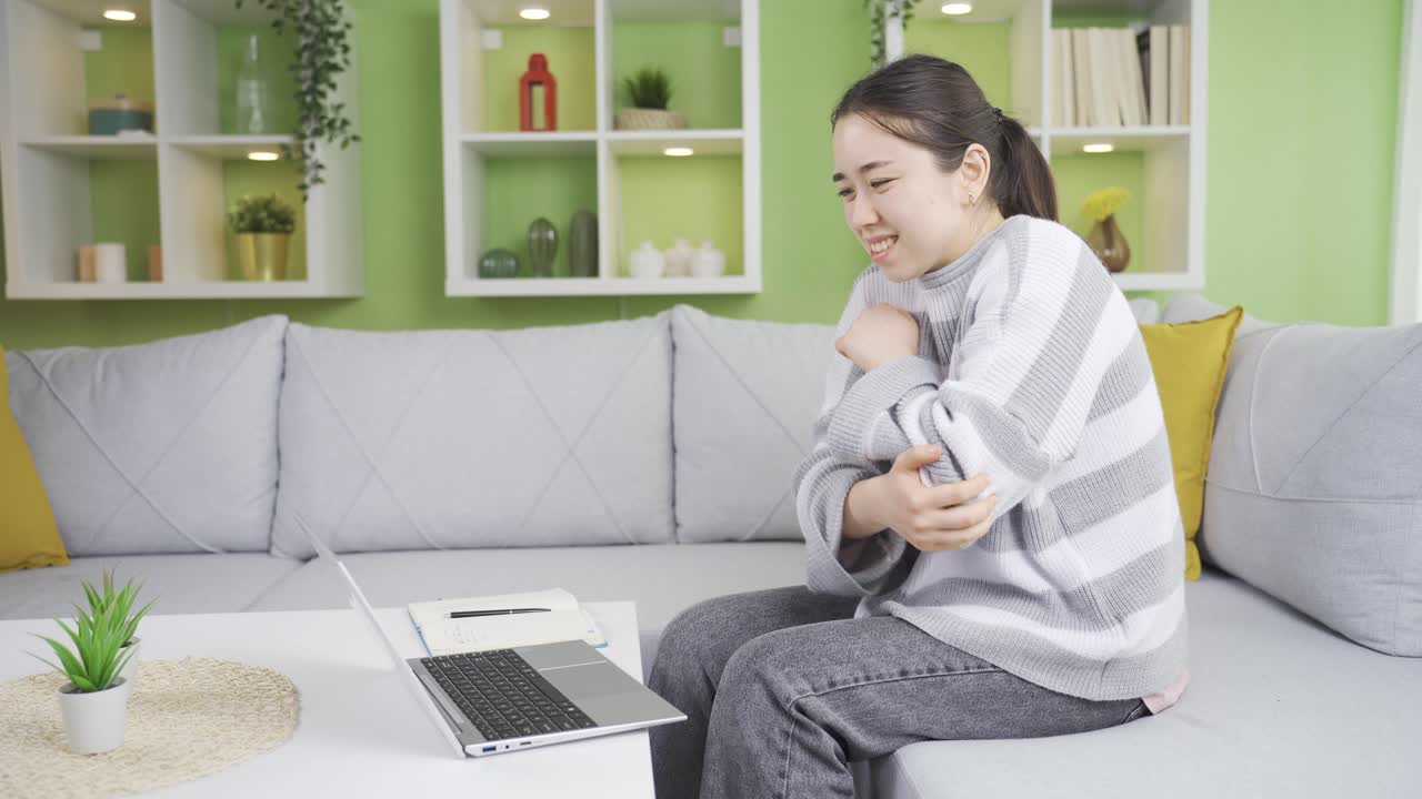 우울한 젊은 아시아 여성은 몸이 아프고 무감각합니다.