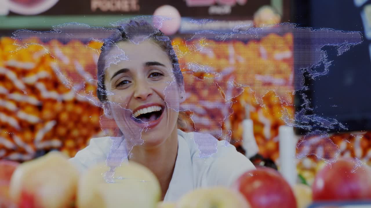 Venditrice adulta che sceglie una mela rossa al mercato tra cassette arancioni, ne esamina la fragranza e ride