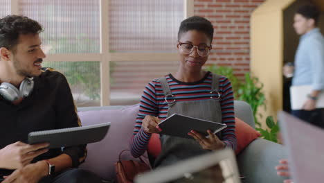 Jóvenes-Empresarios-Se-Reúnen-Con-Una-Mujer-Líder-Del-Equipo-Afroamericano-Usando-Una-Tableta-Digital-Presentando-Una-Propuesta-Que-Muestra-A-Los-Clientes-Documentos-Del-Proyecto-Compartiendo-Ideas-En-La-Presentación-De-La-Oficina