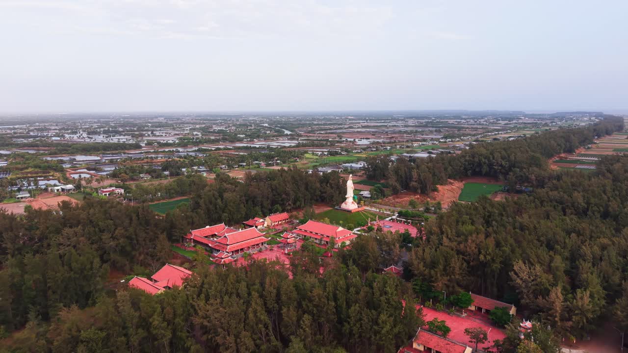 Khám phá phong cảnh thiên nhiên và khu nghỉ dưỡng tại Trà Vinh, Việt Nam, được bao quanh bởi cây cối và cây xanh