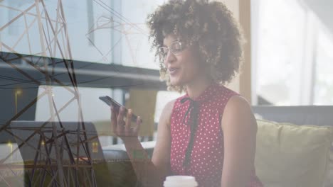 animación de una mujer de negocios biracial en la oficina sobre el paisaje urbano
