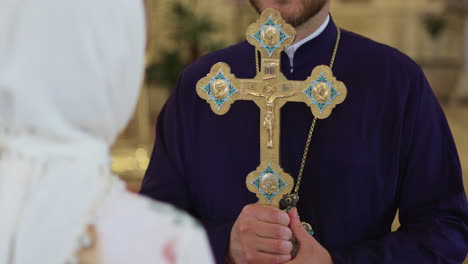 Priester-Hält-Heiliges-Kreuz