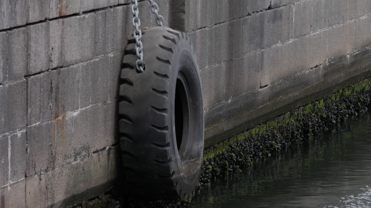 parachoques de muelle en el puerto de aarhus, colgado en el lado del borde del puerto