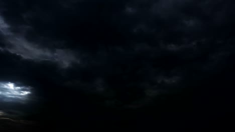 nuvole di temporale di notte con fulmini. 4k timelapse loop.